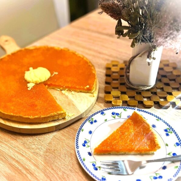 Crostata con marmellata di zucca adagiata su suo tagliere, di PiCo Ricette by Luca Rampati