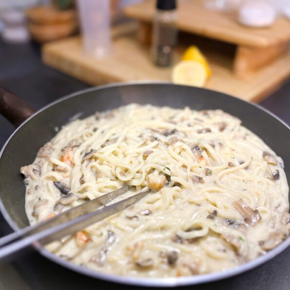 Pasta con gamberi e champignon, di PiCo Ricette by Luca Rampati