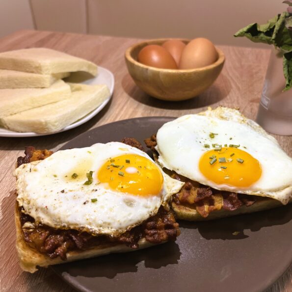 Uova e bacon su pane tostato, di PiCo Ricette by Luca Rampati