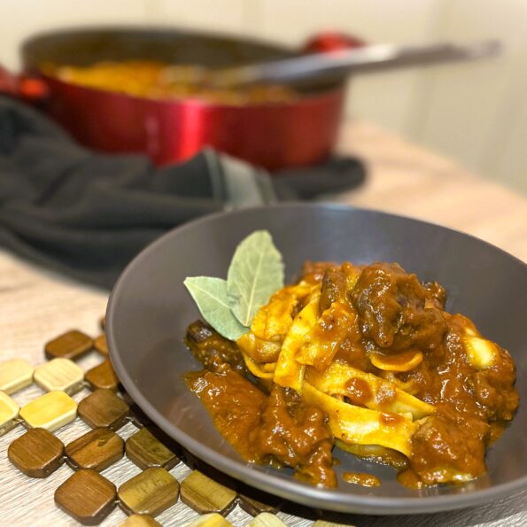 Pappardelle fatte in casa con spezzatino di manzo, di PiCo Ricette by Luca Rampati