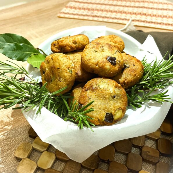 Frittelle di melanzane su letto di rosmarino e alloro, di PiCo Ricette by Luca Rampati